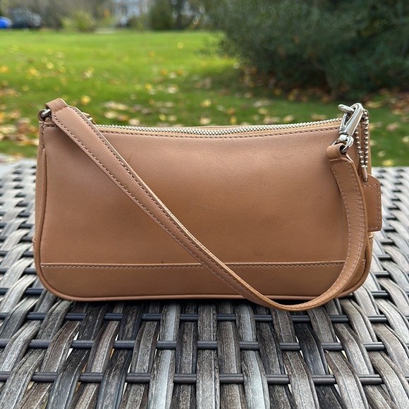 VTG: Coach Hampton Demi Leather Hobo - Camel Color. Comes W/COACH DUST BAG - Picture 5 of 16